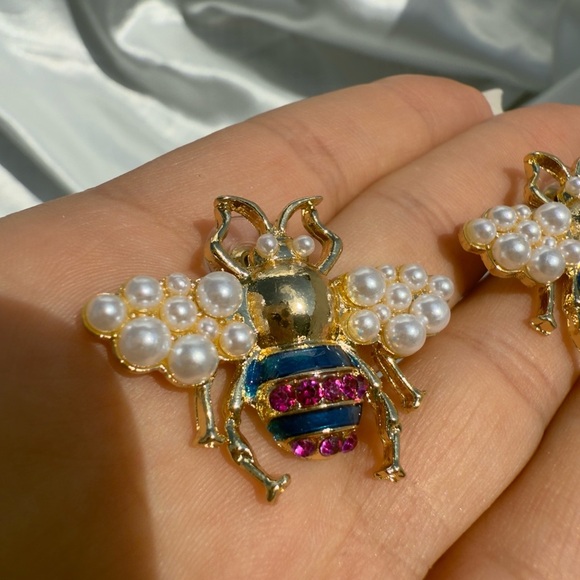 Quenn bee
Gold and Purple Bee Earrings - Picture 6 of 8